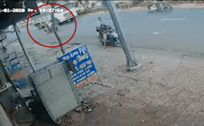 camera giao thong thanh nien xau so nga xuong duong sau va cham xe may lai tiep tuc bi xe tai chen qua