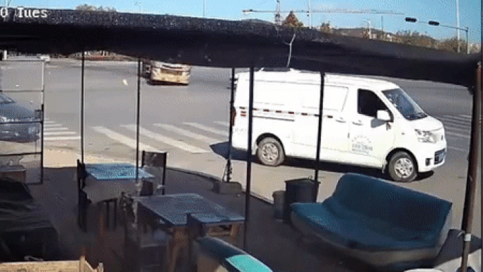 Camera giao thông: Minibus bị xe bồn đè bẹp, tài xế bị ép chặt cứng nơi ghế lái và may mắn thoát chết thần kỳ