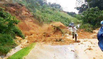 Video: Lở núi ở Quảng Nam, người đi đường bỏ lại xe để chạy thoát