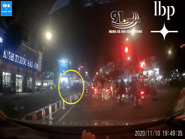 camera giao thong khoanh khac oto 7 cho dam roi keo le loat xe may giua nga tu sai gon