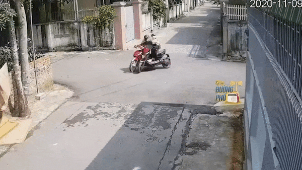 camera giao thong dang ung dung phong xe bang qua nga tu ong chu bat ngo bi nu sinh ha guc