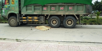 tai nan giao thong sang 1211 tranh xe di nguoc chieu hai vo chong bi container can thuong vong thi the vo khong con nguyen ven