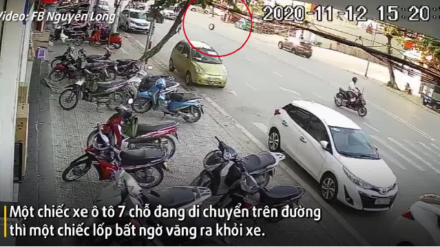 camera giao thong xe vua lam lop xong chay duoc vai quang lop da bat vang long loc ra duong