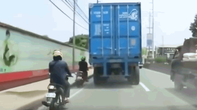 camera giao thong bi container can trung sau khi co lach khe hep de vuot len nguoi dan ong thoat chet kho tin