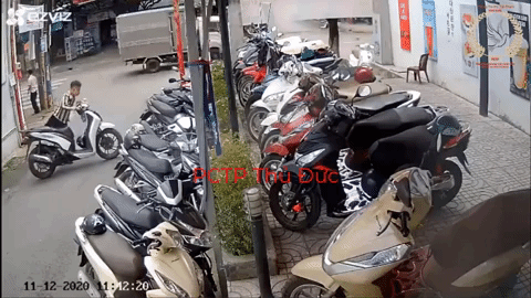 video dan canh hoi duong bac bao ve toi nghiep roi boc luon xe sh trong chop mat