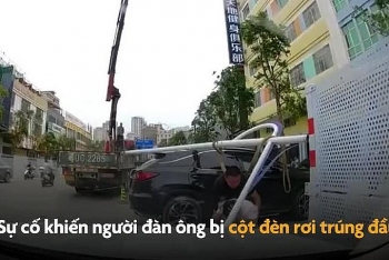 video nguoi dan ong oan gia ngo hep bat thinh linh bi cot den do dap trung dau khien xay xam mat may