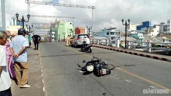 Tai nạn giao thông sáng 17/11: Va chạm với xế hộp trên cầu Kim Sơn, người đàn ông văng xuống đường được dân tức tốc đưa vào viện