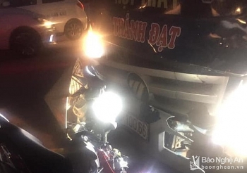 Tai nạn giao thông sáng 18/11: Xe máy 'găm' đầu xe tải trên Quốc lộ, 2 phu hồ nhập viện