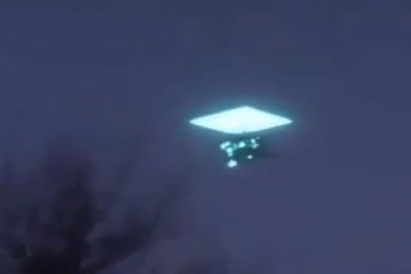 Video: Vật thể bí ẩn nghi UFO bất ngờ xuất hiện trên bầu trời Nga