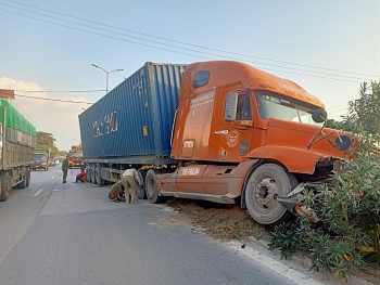 tai nan giao thong chieu 1811 xe container huc do hang chuc met rao tong bay cot den tren quoc lo 5