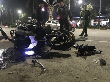 tai nan giao thong chieu 1911 sieu mo to bmw va cham voi xe may 3 nguoi thuong vong nam rap tren duong