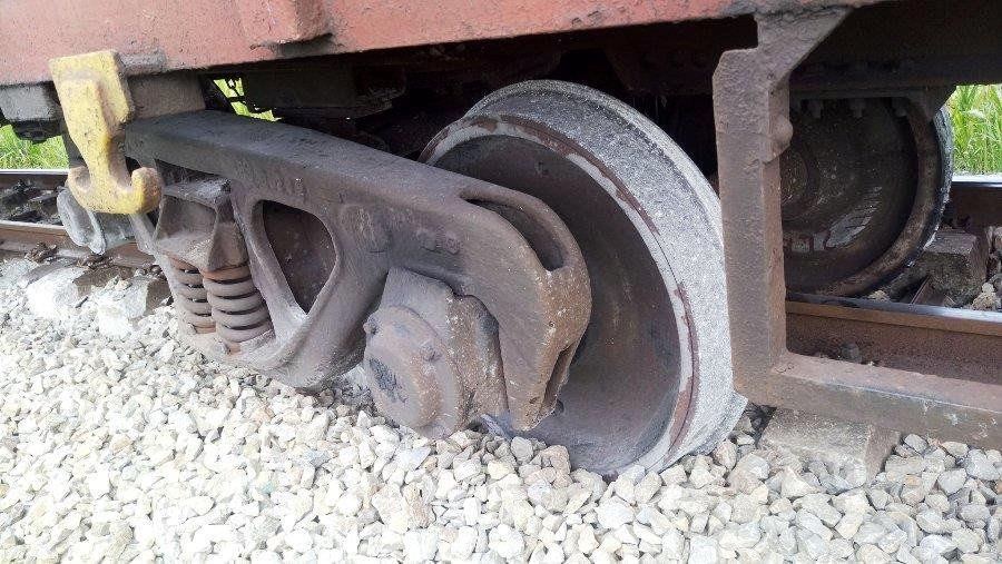 Hai toa của tàu hàng trật bánh, đường sắt Bắc - Nam ách tắc nhiều giờ
