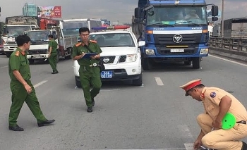 tai nan giao thong chieu 2111 bat khan cap tai xe dieu khien xe ben tong xe tuan tra csgt