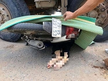 nu sinh vien di xe may tu vong thuong tam sau va cham voi xe ho vo