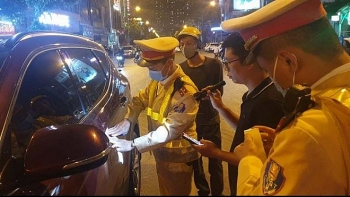 tai nan giao thong sang 2411 den xanh khong chiu di chuyen tai xe co bieu hien say ruou khoa cua xe roi bo di