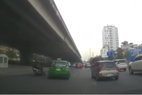 camera giao thong xe may om cua toc do cao dam vao taxi thanh nien nam im bat dong tai cho