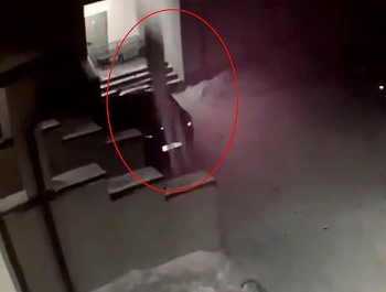 video roi tu do cao 12m xuong dat co be tu dung day roi binh than vao nha