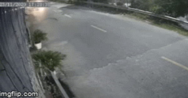 Camera giao thông: "Lạnh gáy" chứng kiến khoảnh khắc xe máy tông nhau trực diện, 2 thanh niên văng mạnh xuống đường