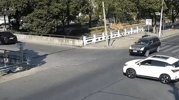 camera giao thong suv lao nhanh vao giao lo roi bi tong lat ngang thanh nien trong xe vang ra ngoai