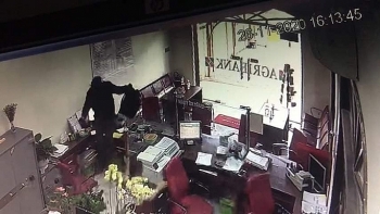 video dien bien 3 phut thanh nien bit mat dai nao phong giao dich ngan hang o dong nai