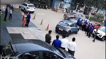 video vua mua xe ra khoi dai ly nguoi dan ong dam luon vao tuong