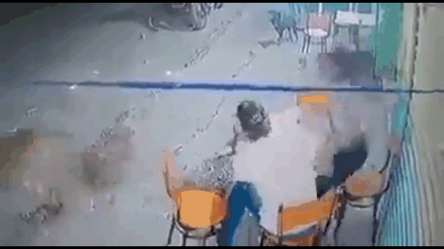video bi nam thanh nien tat thang tay co gai phan don cuc gat