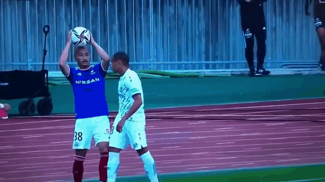 video cau thu nhan the vang sau man an va lo lieu tren san