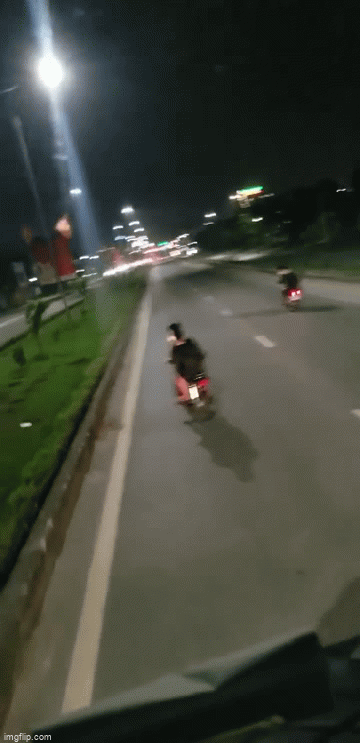 camera giao thong nhom thanh nien danh vong truoc dau xe tai khien nhieu nguoi ngan ngam