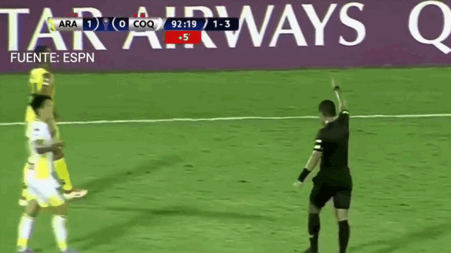 Video: Cầu thủ gây sốc khi nhận 2 thẻ đỏ trong một trận đấu