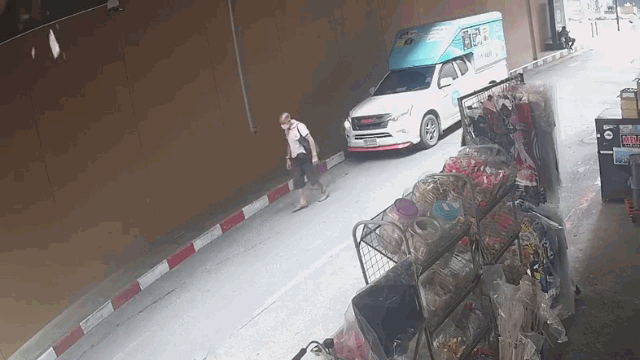 video tran be tong bat ngo do sap truoc mat nguoi dan ong thoat chet hy huu