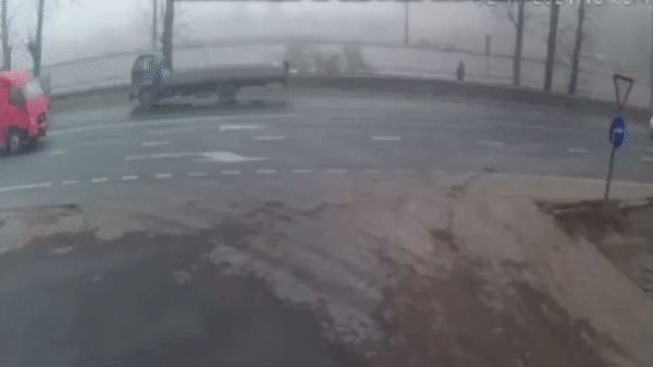 camera giao thong sedan mat lai roi lao thang vao dau xe tai