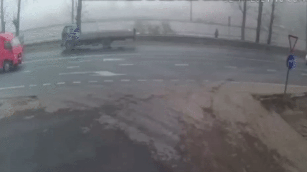 Camera giao thông: Sedan mất lái rồi lao thẳng vào đầu xe tải