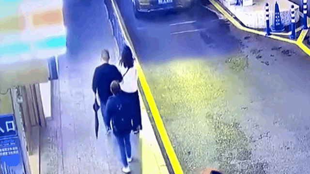 video dang di bo nguoi phu nu bat ngo bi cua kinh roi trung dau