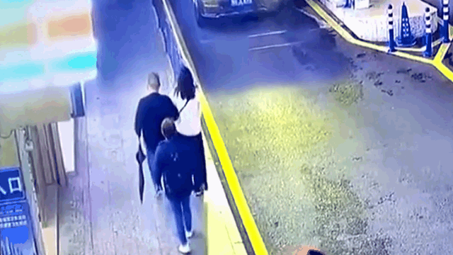 Video: Đang đi bộ, người phụ nữ bất ngờ bị cửa kính rơi trúng đầu
