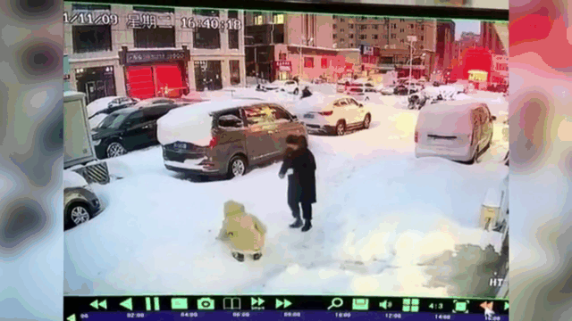 video co gai danh roi dien thoai va hanh dong kho hieu cua nguoi dan ong lon tuoi