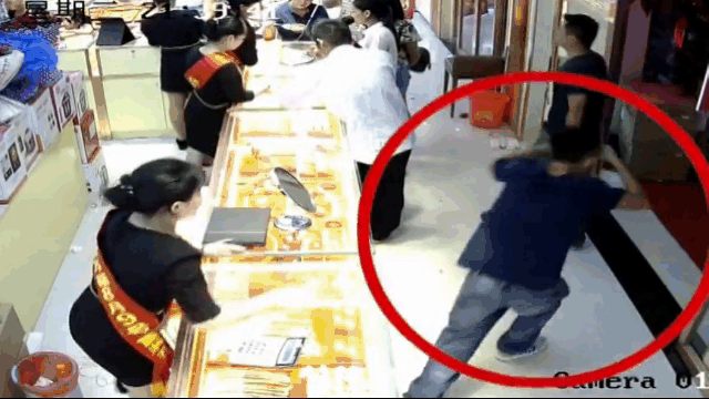 Video: Thanh niên cướp tiệm vàng, nữ nhân viên phi thân qua tủ kính đuổi theo