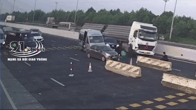 Camera giao thông: Xe đầu kéo mất lái, đâm trúng hàng loạt ô tô ở Quảng Ninh
