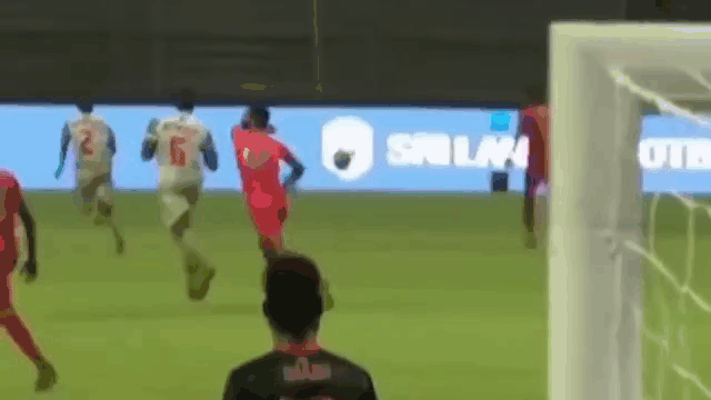 Video: Thúc cùi chỏ vào mặt đối thủ, cầu thủ nhận thẻ đỏ chỉ sau 1 phút vào sân