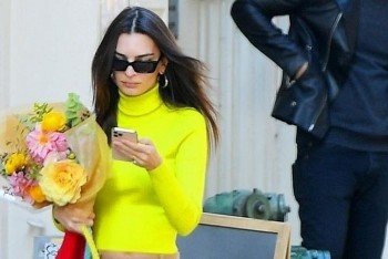 thien than noi y emily ratajkowski dep cuon hut tren duong pho
