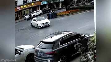 camera giao thong tong trung dau mercedes nam biker co man ha canh ao dieu nhu phim