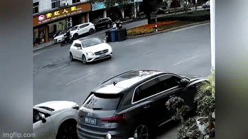 Camera giao thông: Tông trúng đầu Mercedes, nam biker có màn "hạ cánh" ảo diệu như phim