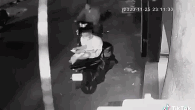 video bi cuop giat dien thoai khi dang ngoi tren xe may nguoi dan ong that than dung nhin