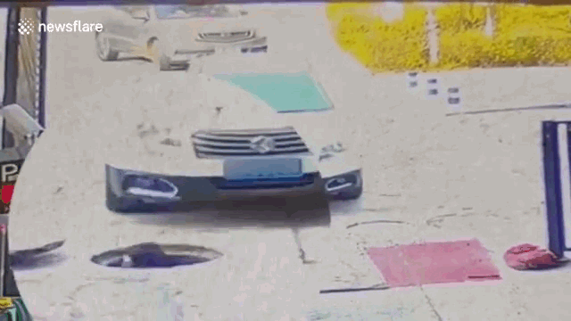 Camera giao thông: Vừa thò đầu lên khỏi cống, nam thanh niên đen đủi bị ô tô băng qua chèn trúng
