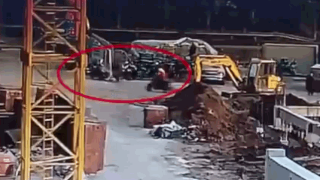 video trom dung xe dap dien kieu moi nu dao chich kho so dat bo gan chuc cay so