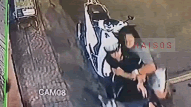 Video: Hỏi đường không được, thanh niên đi xe SH dọa nhân viên quán chè nhưng bị đánh nhừ tử