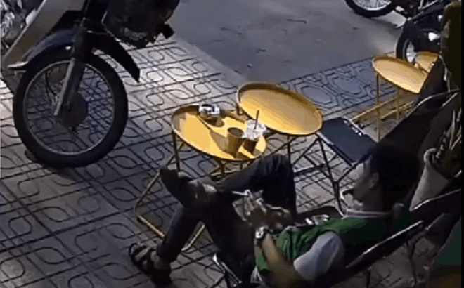 camera giao thong dang thanh thoi ngoi hut thuoc nam thanh nien suyt bi o to bay qua cuop mang