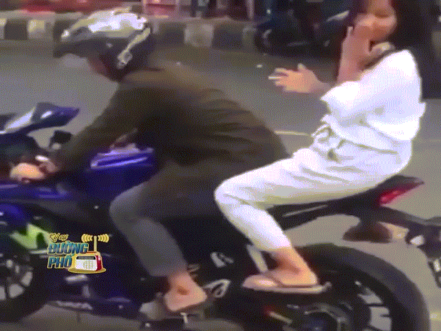 camera giao thong mai lam dang khi ngoi sau xe phan khoi lon co gai tiep dat day dau don sau cu tang ga