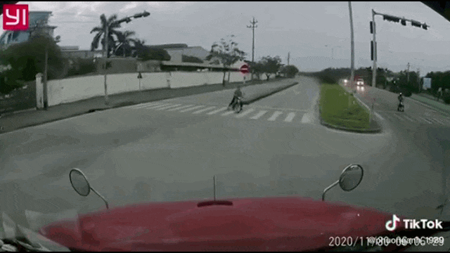 camera giao thong phat hien suyt dau dau container nam thanh nien hoang hon quang xe bo chay