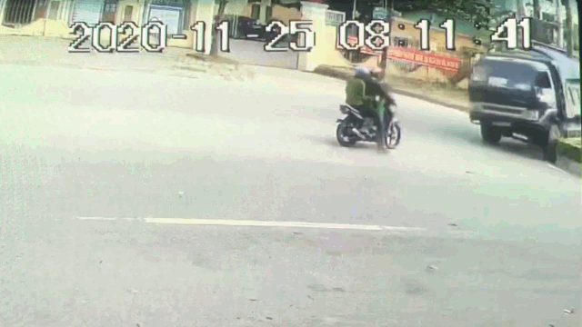 camera giao thong bi xe tai tong trung tai xe xe may nhay khoi xe nguoi phu nu di cung bi ui khoang 3 met
