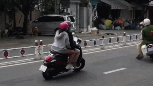 camera giao thong bi csgt chan dau doi nam nu quay dau xe thao chay va cai ket dang